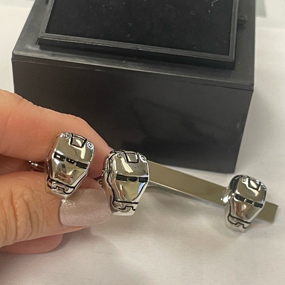 Cuff links and tie clip set